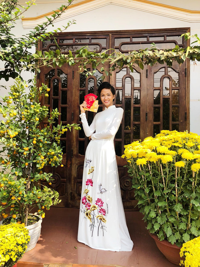 Hoa hậu H'Hen Niê chọn áo dài trắng truyền thống với kiểu dáng đơn giản.