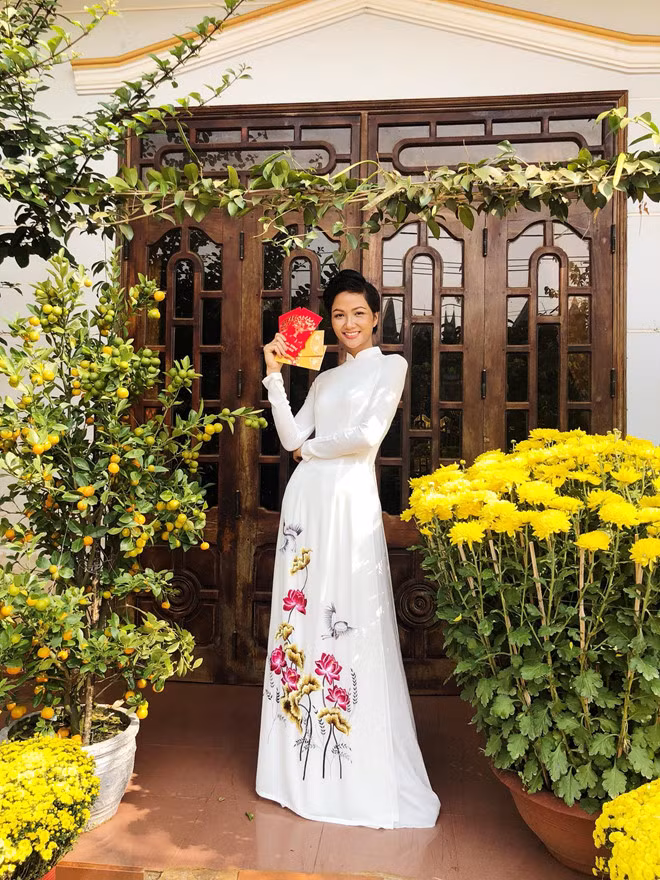 Hoa hậu H'Hen Niê chọn áo dài trắng truyền thống với kiểu dáng đơn giản.