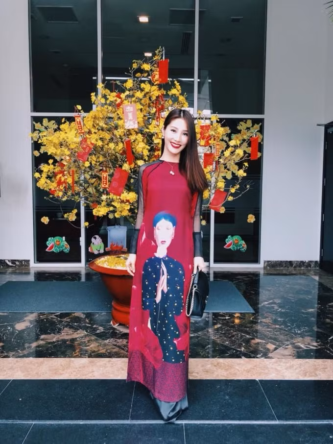 Diễm My 9X diện áo dài với hoạ tiết độc đáo, xinh tươi tạo dáng đầu xuân.