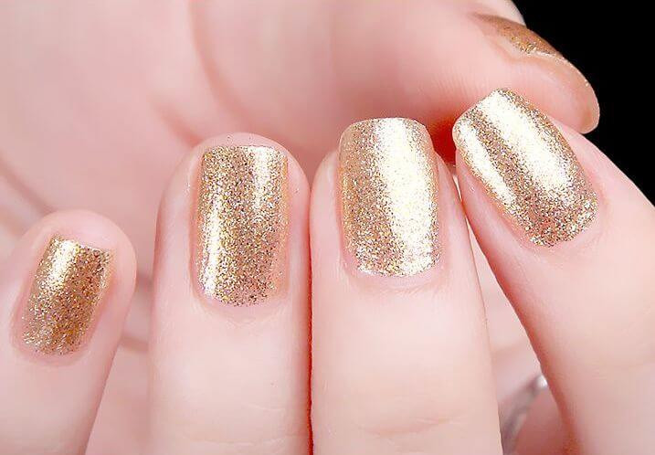 Móng tay ánh kim lấp lánh và long lanh kiêu kì này chính là nhựng mẫu nail đáp ứng theo xu hướng hiện đại nên rất được ưa chuộng hiện nay.