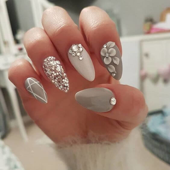 Việc lựa chọn những mẫu nail đính đá đẹp sẽ mang đến cho các cô gái một vẻ đẹp sang trọng đầy cuốn hút và nổi bật.