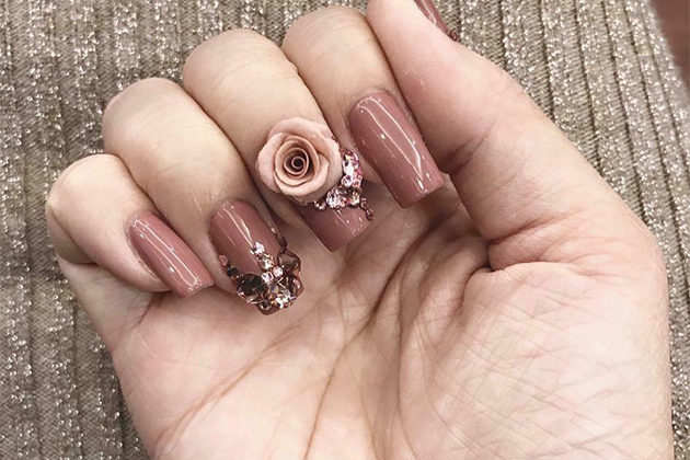 Đây cũng chính là một trong những mẫu nail chưa bao giờ lỗi mốt mà hơn thế nó lại ngày càng được ưa chuộng. Nail đẹp đính đá có rất nhiều mẫu mã và kiểu cách khác nhau để bạn thoả sức lựa chọn.