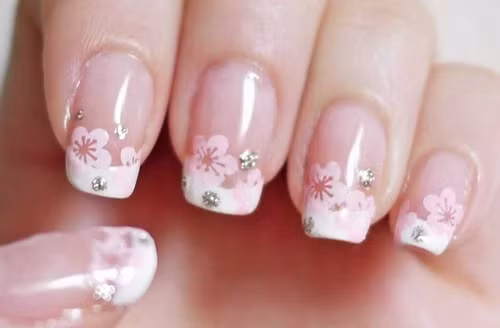 Lấy cảm hứng từ những bông hoa đào, mẫu nail này chắc hẳn sẽ khiến bạn trở nên thật quyến rũ ngày đầu năm.