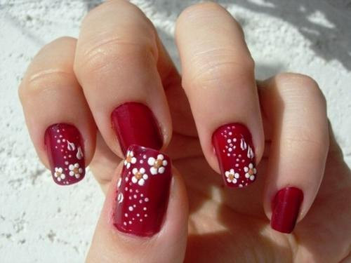 Mẫu nail hoa trắng “bung nở” trên nền đỏ cực đẹp và phù hợp ngày Tết.