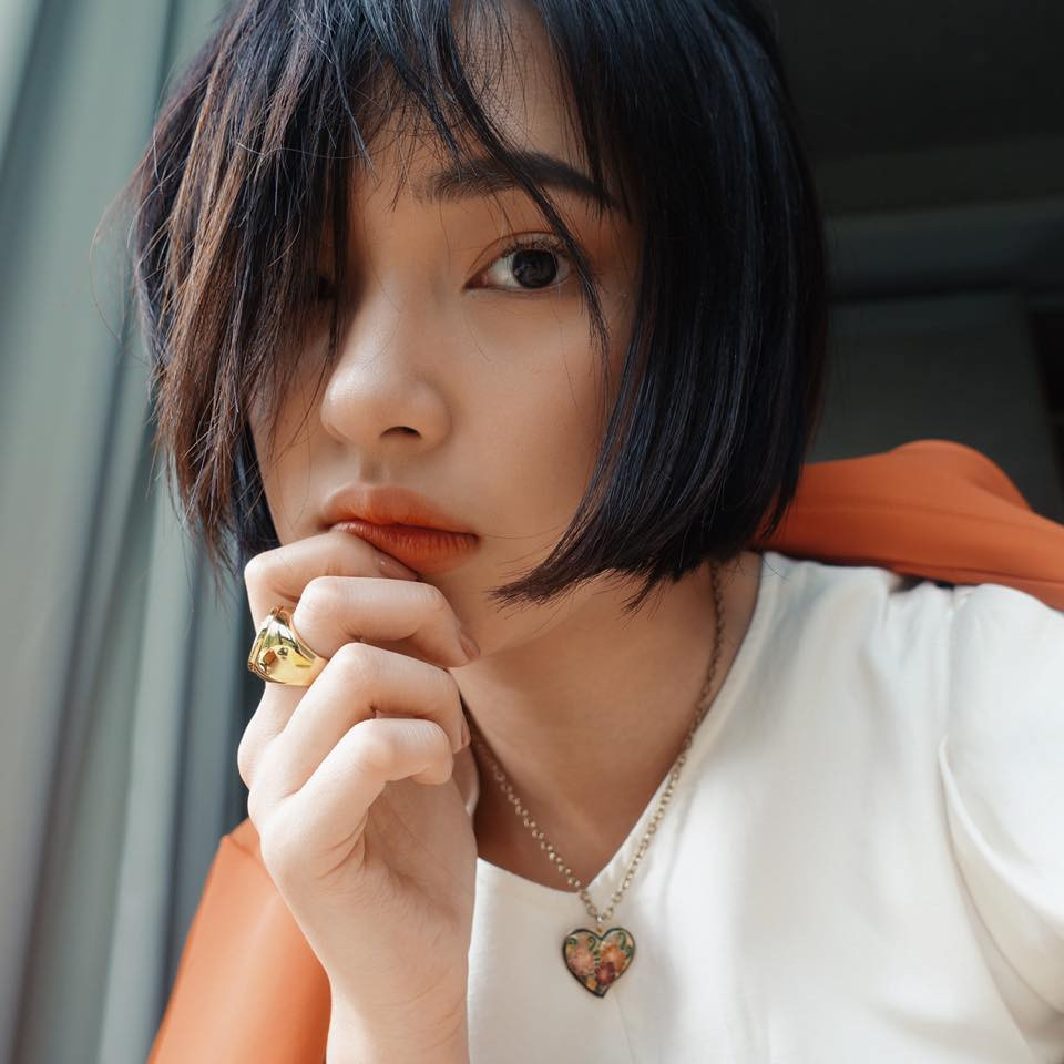 Theo chia sẻ của chính chủ, bức ảnh chân dung cô khoe kiểu tóc mới đã lập kỷ lục số lượt thích cao nhất trong số các bức ảnh mà cô đã đăng tải lên mạng xã hội từ đầu năm tới giờ.