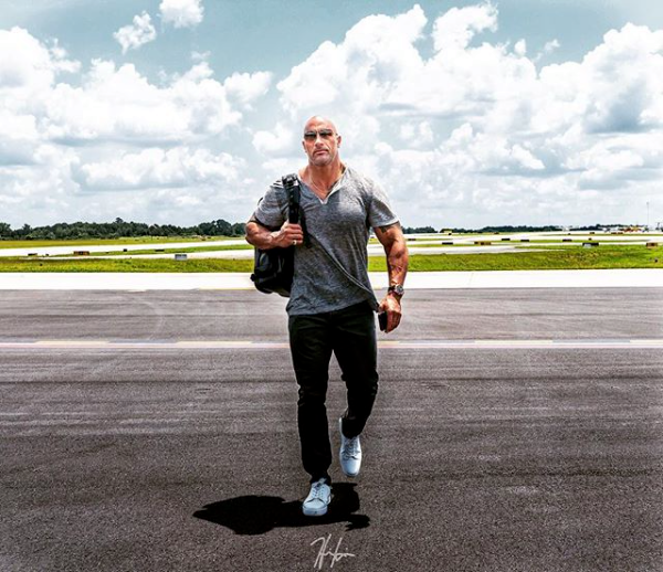 Lượng thức ăn mà The Rock nạp vào cơ thể cũng khiến người ta choáng váng. Có những ngày được ăn thả phanh, anh có thể ăn một lúc tới 12 chiếc bánh pancake, 4 chiếc pizza cỡ lớn và 21 chiếc bánh quy sô cô la.