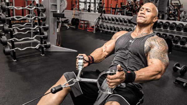 Lịch tập của The Rock chia đều cho các nhóm cơ: thứ 2 tập cơ ngực, thứ 3 tập cơ chân, thứ 4 tập cơ bụng và cánh tay, thứ 5 tập cơ lưng, thứ 6 tập vai và thứ 7 lại tập chân. Ảnh: FB.