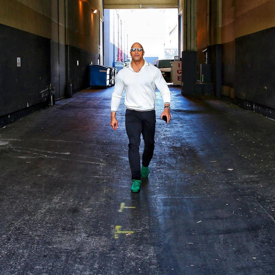 Mỗi ngày, The Rock đều dậy từ 4 giờ sáng, uống một tách café, tiếp đó tập 45-50 phút cardio với máy tập toàn thân elliptical. Sau màn “khởi động” với cardio, nam thần cơ bắp dùng bữa sáng, sau đó mới thực sự là thời gian tập chính thức tại phòng gym, với thời lượng lên tới hàng tiếng đồng hồ.