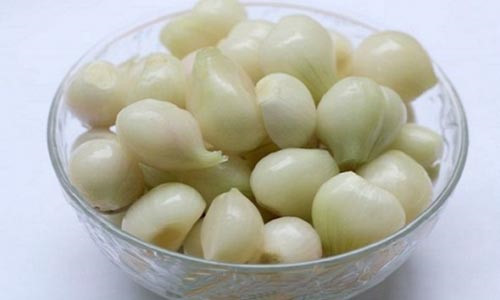 Dưa hành: Bánh chưng phải ăn kèm với dưa hành có vị cay cay, chua chua làm tăng thêm hương vị của thức ăn và giúp dễ tiêu hóa hơn. Bánh chưng - dưa hành đã trở thành món ăn không thể thiếu trong mâm cỗ người Việt mỗi dịp Tết đến, Xuân về.