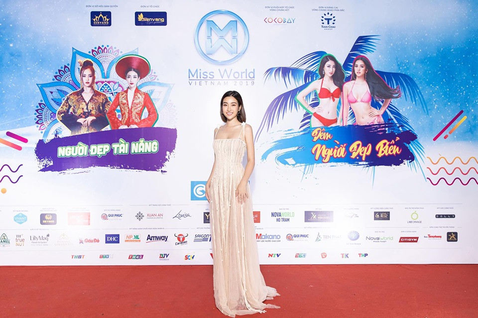 Đỗ Mỹ Linh chọn một chiếc váy màu nude xuyên thấu, mỏng dính lộ nội y rõ mồn một.