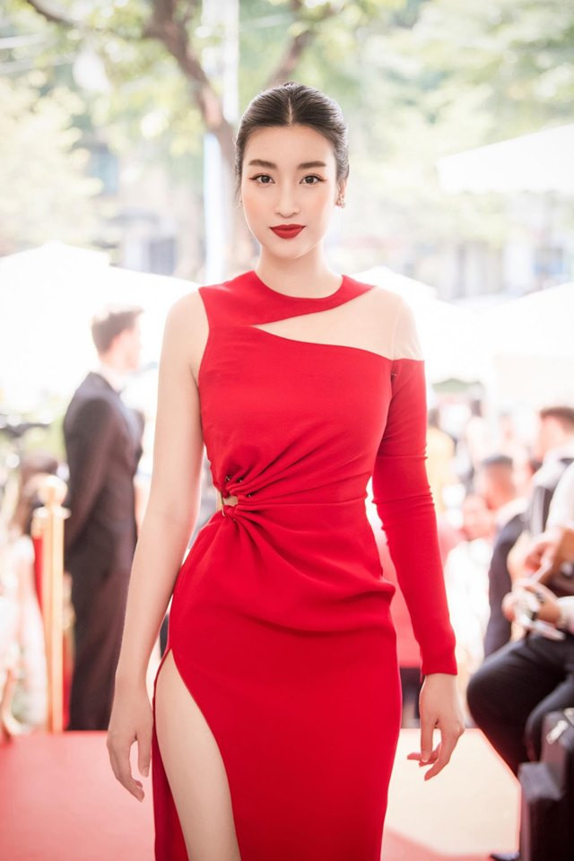 Sở hữu chiều cao 171cm cùng 3 vòng cân đối lại khá chăm tập luyện giữ dáng nên không khó để Mỹ Linh tỏa sáng trong những bộ đầm đuôi cá, ôm sát cơ thể.