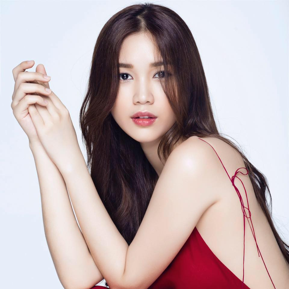 Tuy nhiên, ít ai biết ngoài đời nữ diễn viên này lại sở hữu phong cách thời trang táo bạo, gợi cảm đến vậy.