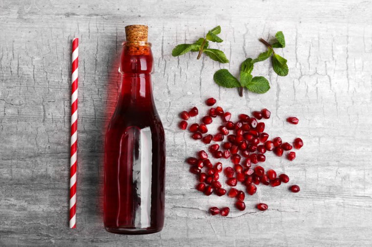 Nước ép quả lựu: Uống nước ép lựu thường xuyên được chứng minh là giúp giảm đáng kể sự tiến triển của bệnh ung thư tuyến tiền liệt. Ảnh: Shutterstock.