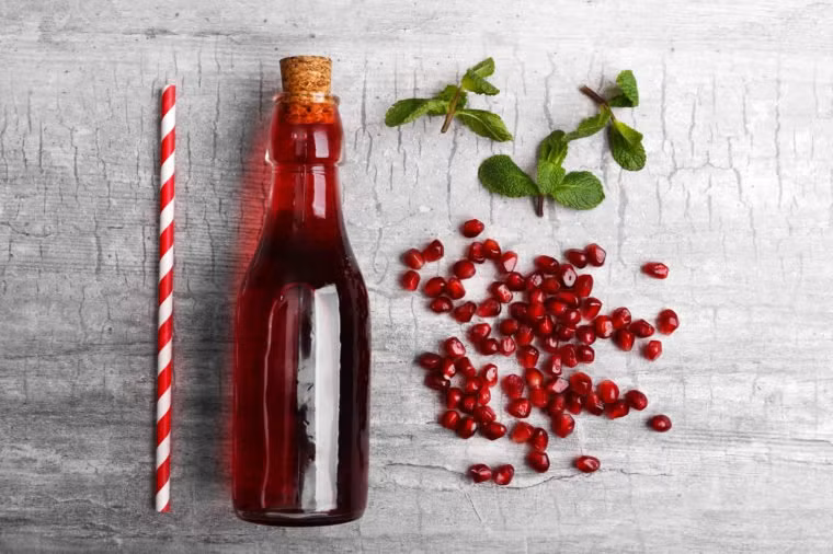 Nước ép quả lựu: Uống nước ép lựu thường xuyên được chứng minh là giúp giảm đáng kể sự tiến triển của bệnh ung thư tuyến tiền liệt. Ảnh: Shutterstock.