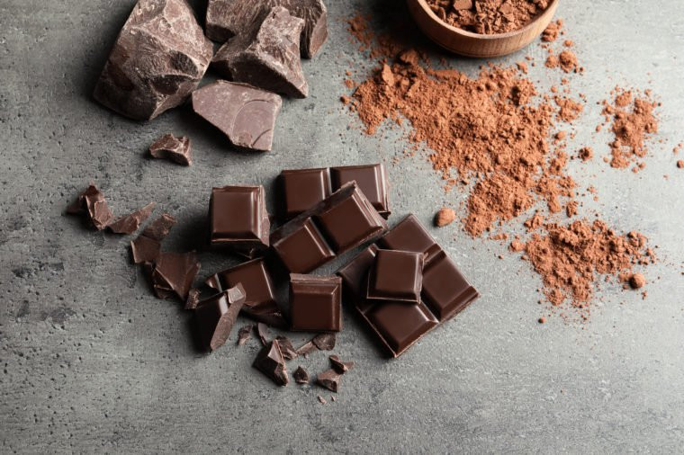Socola đen: Đây không chỉ là một món ngon mà còn chứa các chất dinh dưỡng có lợi như flavanol. Theo nghiên cứu, flavanol có thể giúp giảm huyết áp và cải thiện lưu lượng máu đến não và tim.