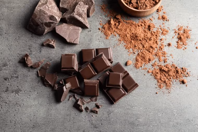 Socola đen: Đây không chỉ là một món ngon mà còn chứa các chất dinh dưỡng có lợi như flavanol. Theo nghiên cứu, flavanol có thể giúp giảm huyết áp và cải thiện lưu lượng máu đến não và tim.