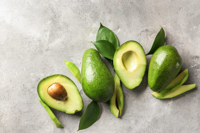 Quả bơ: Kelli Shallal, một chuyên gia dinh dưỡng Mỹ cho biết, đàn ông có nguy cơ mắc ung thư đại trực tràng cao hơn phụ nữ. Bơ bơ cung cấp một lượng lớn chất xơ. Trong khi đó, chất xơ đã được chứng minh là làm giảm nguy cơ béo phì và ung thư đại trực tràng.