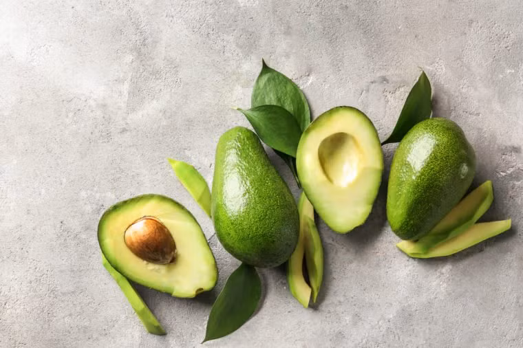 Quả bơ: Kelli Shallal, một chuyên gia dinh dưỡng Mỹ cho biết, đàn ông có nguy cơ mắc ung thư đại trực tràng cao hơn phụ nữ. Bơ bơ cung cấp một lượng lớn chất xơ. Trong khi đó, chất xơ đã được chứng minh là làm giảm nguy cơ béo phì và ung thư đại trực tràng.