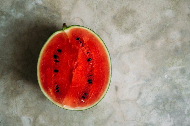 Dưa hấu: Quả này chứa chất lycopene chống oxy hóa mạnh mẽ, có thể giúp nam giới giảm nguy cơ ung thư tuyến tiền liệt. Nó cũng giàu kali, một khoáng chất quan trọng có thể giúp giảm huyết áp cao.