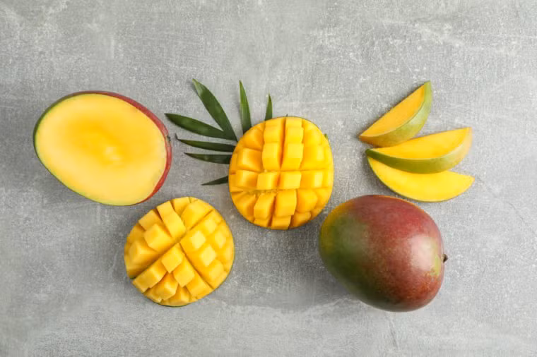 Xoài: Dana Angelo White, một chuyên gia dinh dưỡng cho biết, xoài là siêu thực phẩm mùa hè giàu chất xơ, giúp tăng cường sức khỏe đường ruột cho nam giới. Để tăng cường sức khỏe, nam giới nên ăn thêm xoài.