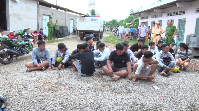 Nam thanh nu tu hen nhau qua Zalo dua xe trai phep ngay nghi le-Hinh-2