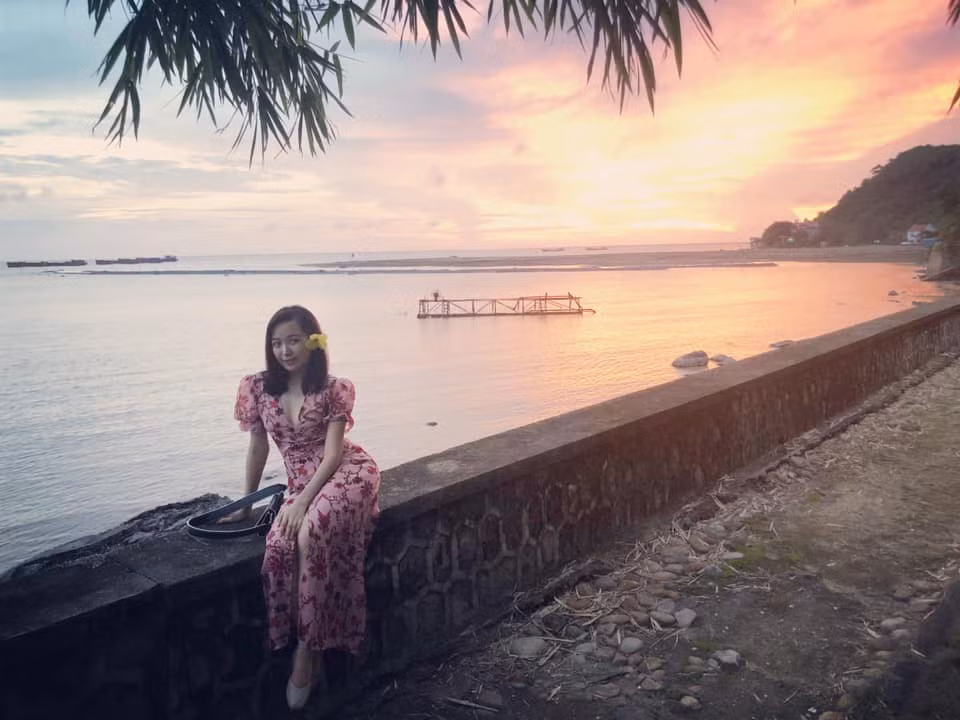 Khi diện đầm bánh bèo, cô lại trở nên nữ tính, dịu hiền. Ảnh: FBNV.