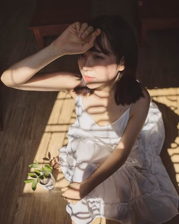 Phong cách thời trang của Kim Oanh đa dạng, từ bánh bèo, điệu đà đến trẻ trung, năng động.