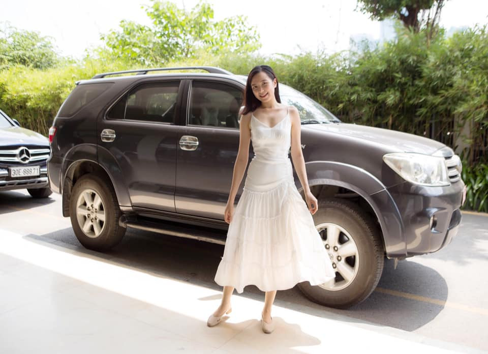 Kim Oanh diện chiếc váy trắng hai dây điệu đà, nữ tính.