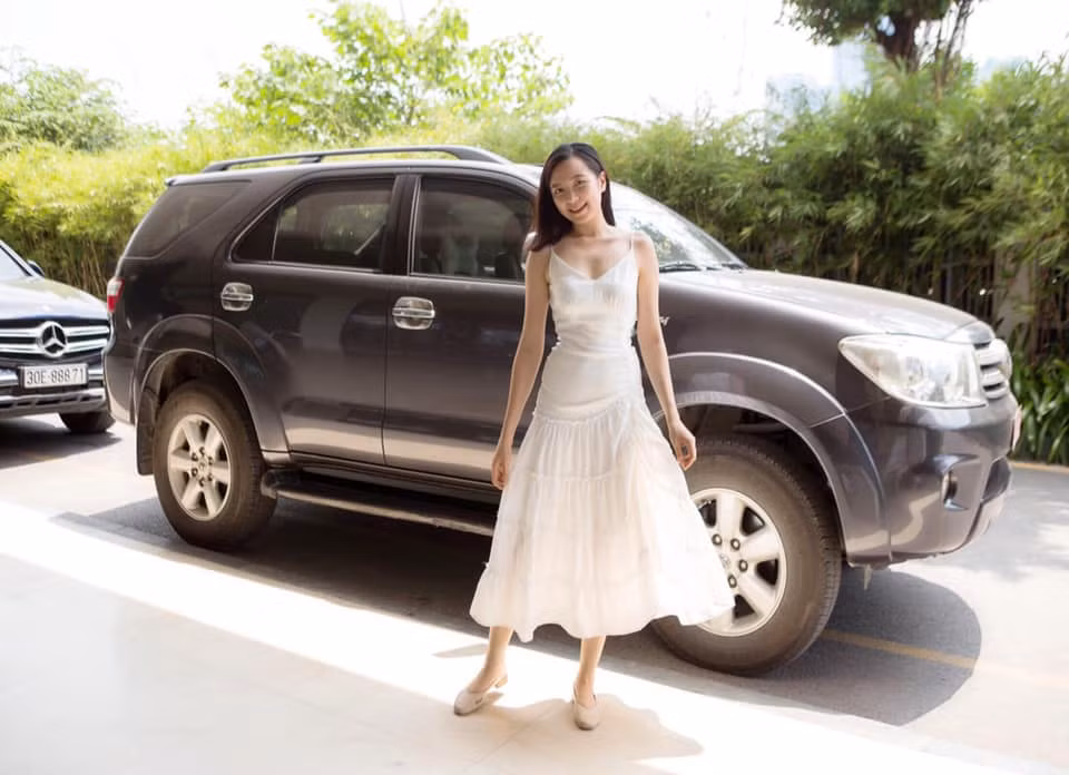 Kim Oanh diện chiếc váy trắng hai dây điệu đà, nữ tính.