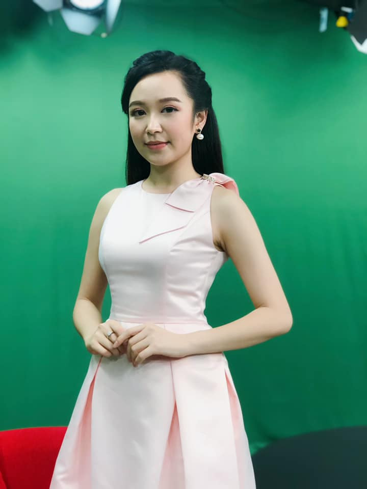 Nữ diễn viên sinh năm 1993 khá ưa chuộng kiểu váy xòe tạo vẻ nữ tính, dịu dàng.