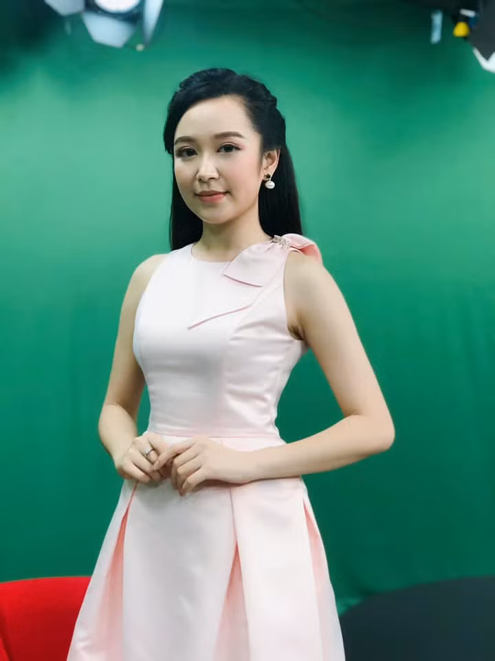 Nữ diễn viên sinh năm 1993 khá ưa chuộng kiểu váy xòe tạo vẻ nữ tính, dịu dàng.