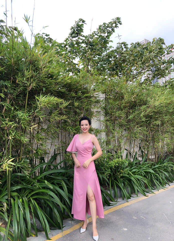 Cô "Lan" ngoài đời sành điệu trong chiếc đầm hồng sang chảnh.