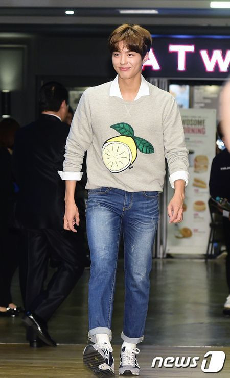 Đôi khi, Park Bo Gum phối áo sơ mi với áo thun và quần jean một cách trẻ trung.