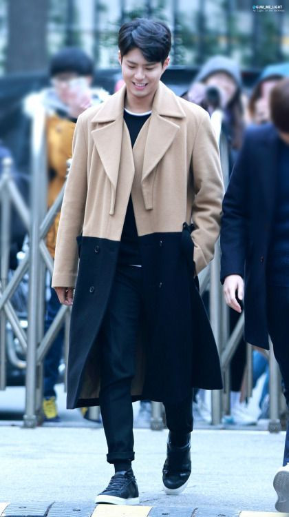 Có chiều cao đáng ngưỡng mộ nên Park Bo Gum diện áo choàng dài cực lãng tử.