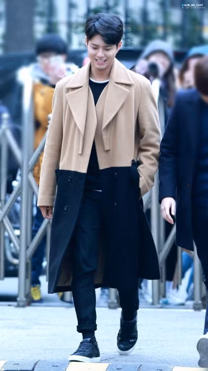 Có chiều cao đáng ngưỡng mộ nên Park Bo Gum diện áo choàng dài cực lãng tử.