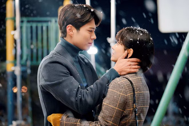 Park Bo Gum hợp tác đàn chị hơn 12 tuổi Song Hye Kyo trong bộ phim Encounter. Dù sau khi kết thúc series truyền hình Encounter, Song Hye Kyo và bạn diễn kém 12 tuổi không còn tương tác nhưng dư luận vẫn đặt ra nghi vấn cho cặp đôi. Bên cạnh tài năng diễn xuất ấn tượng, chàng trai còn là một trong những mỹ nam xứ Hàn có phong cách thời trang vô cùng tinh tế, trẻ trung.