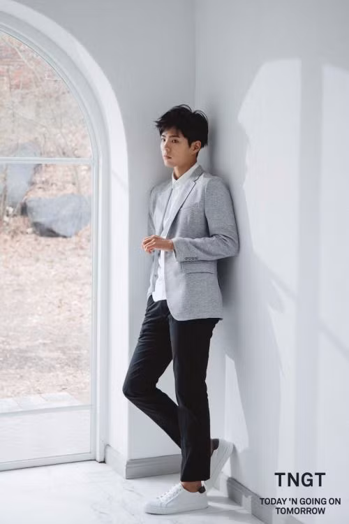 Bên cạnh vẻ ngoài điển trai thì Park Bo Gum còn ghi điểm những bộ suit lịch lãm hay mẫu áo khoác dáng dài ấm áp.