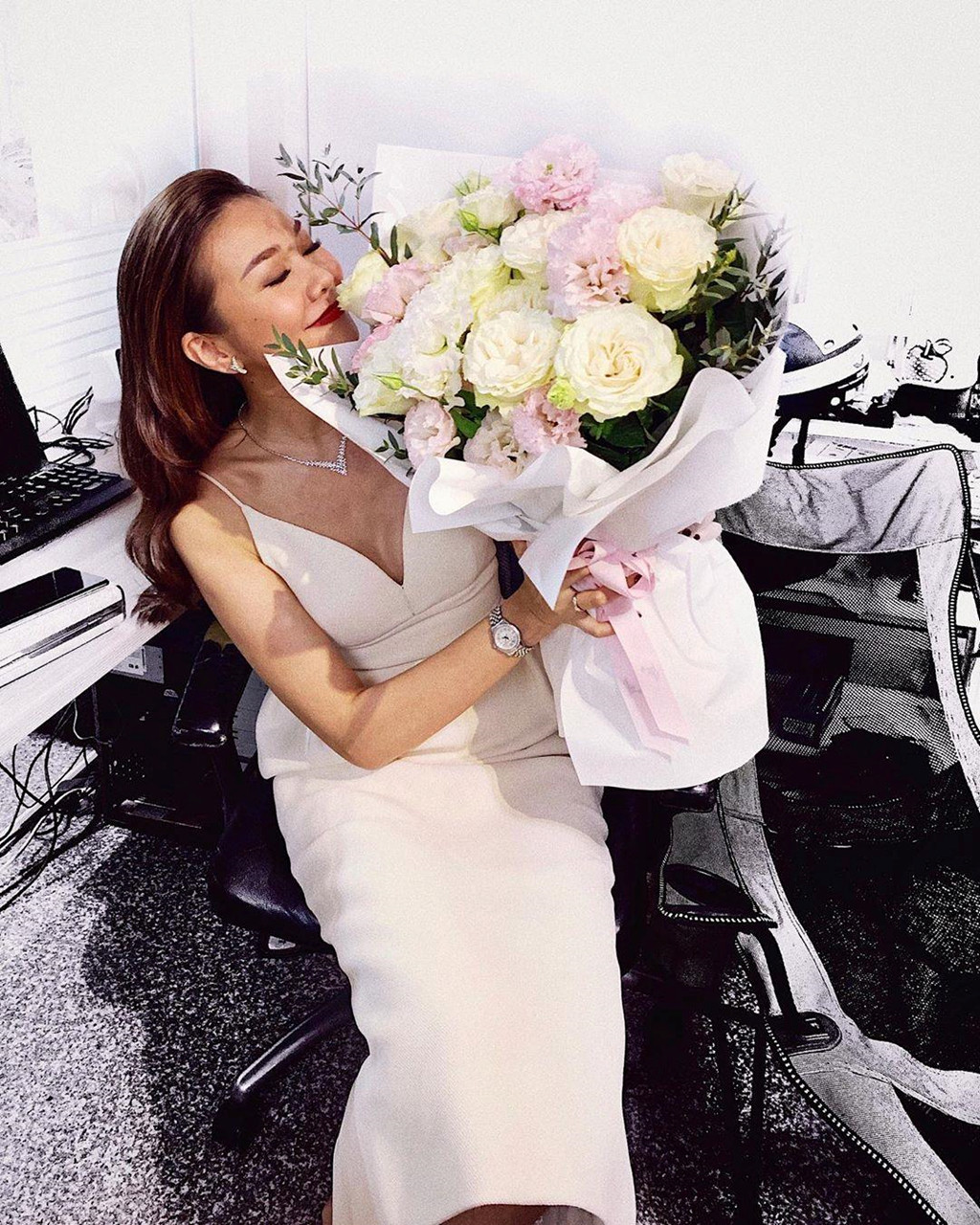 Chân dài Thanh Hằng chia sẻ rằng để có được một vóc dáng nóng bỏng, gợi cảm trước hết bản thân phải khỏe mạnh. Và yoga giúp Thanh Hằng đạt được 2 điều này.