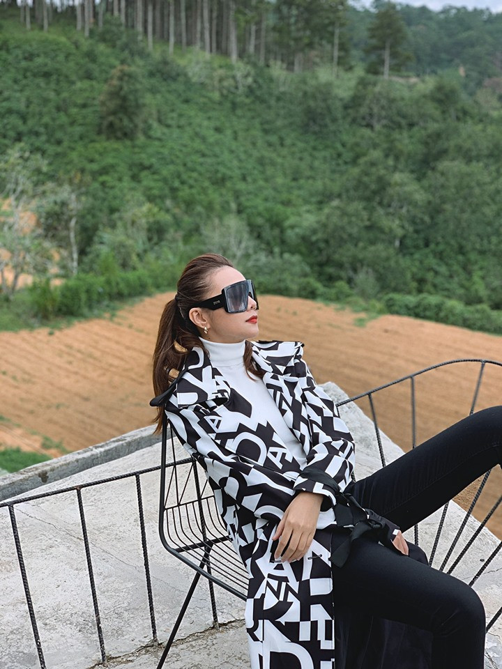 Mỹ nhân 36 tuổi chia sẻ rằng để có được một vóc dáng đẹp trước hết bản thân phải khỏe mạnh. Và yoga giúp Thanh Hằng đạt được 2 điều này.