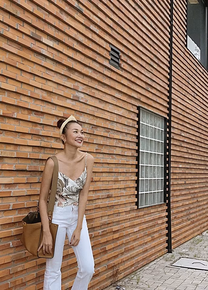 Vẻ đẹp hiện đại của người đẹp sinh năm 1983 đã khiến cho cô luôn nổi bật trên sàn cat-walk cũng như trên màn ảnh. Vì là siêu mẫu, là người của công chúng nên việc giữ dáng thon gọn được cô hết sức quan tâm.