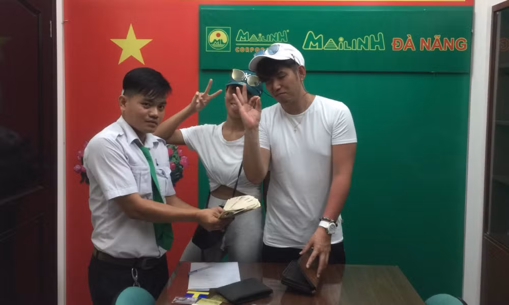 Tai xe taxi o Da Nang tra lai 932.000 Yen Nhat cho du khach bo quen tren xe