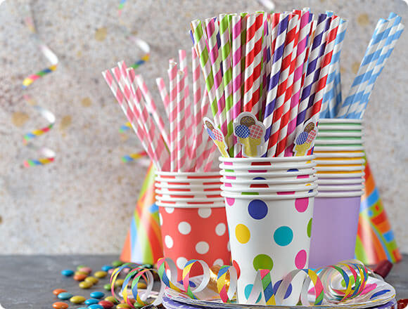 Loại ống hút này được làm từ giấy, có nhiều màu sắc, mẫu mã đa dạng chẳng kém gì ống hút nhựa, nhiều kích cỡ dài ngắn khác nhau.