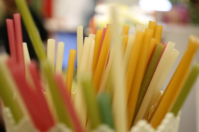 Ống hút được làm với nguyên liệu bột gạo khi uống trong nước khoảng từ 30 đến 60 phút là ống sẽ dẻo đi. Lúc này thay vì vứt bạn hoàn toàn có thể "ăn ống hút" đúng nghĩa đen của nó.