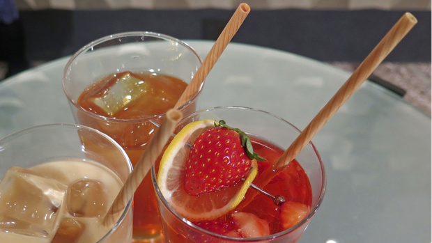 Ống hút gỗ cũng như ống hút kim loại, có độ cứng nên phù hợp để sử dụng cho cá nhân. Tuy nhiên bạn cũng cần vệ sinh thường xuyên bằng các cây cọ đặc biệt. Ảnh: Internet.