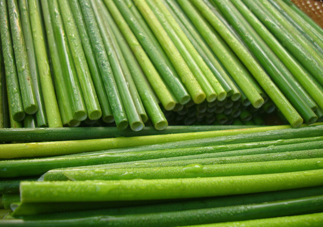 Ưu điểm của ống hút cỏ là lành tính, không mùi, sẵn có và đặc biệt, nguyên liệu thiên nhiên, dễ dàng phân huỷ trong môi trường.