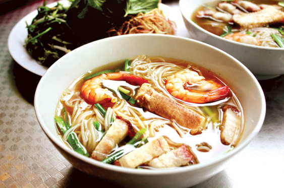 Bún nước lèo: Đến Sóc Trăng, nếu bạn không thử món bún này thì chắc chắn sẽ tiếc húi hụi. Nước lèo hay nước dùng của bún này được nấu theo phương pháp riêng nên trong vắt. Nước lèo thơm vị cá lóc đồng, sả và nhiều loại gia vị khác.