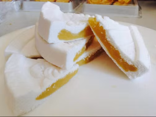 Bánh in là loại bánh không thể thiếu trên bàn thờ cúng tổ tiên của người Sóc Trăng. Bánh in có màu trắng đục nhưng lại mang hương vị sầu riêng hay lá dứa đặc trưng. Bánh mềm, mịn, nhân đậu xanh thoang thoảng có vị béo thơm của nước cốt dừa. Bánh in là món quà không thể thiếu dành cho du khách đi đến với Sóc Trăng.