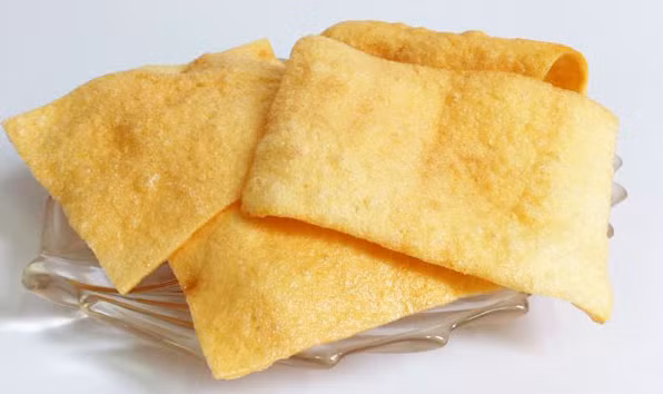 Bánh phồng tôm Sóc Trăng cũng là thức quà ăn vặt ngon miệng của người dân nơi đây. Bánh phồng tôm Bà Ngó là một trong những thương hiệu bánh phồng tôm lâu đời và nổi tiếng nhất tại Sóc Trăng được nhiều khách hàng trong và ngoài nước yêu thích bởi hương vị bánh đậm đà.