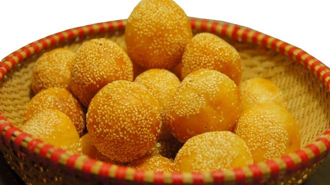 Mè láo là một món đặc sản của người Hoa tại miền đất Sóc Trăng. Bánh được làm từ khoai môn, cực xốp, giòn tan và thơm, lớp mạch nha bao phủ bên ngoài ngon ngọt cùng hương thơm của mè sẽ làm bạn thích thú hơn khi ăn. Mè áo được làm từ khoai môn, gọt vỏ bào mỏng, quết nhuyễn, cán mỏng, sau đó đem phơi nắng khoảng 3 ngày.