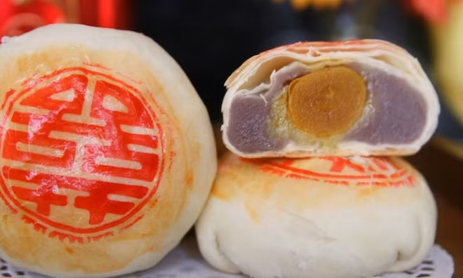 Bánh Pía là món đặc sản Sóc Trăng có mùi sầu riêng đặc trưng, từng lớp bánh mỏng bao bọc lấy phần nhân đậu xanh ngọt, dẻo. Ngoài hương sầu riêng, bánh còn có nhiều hương vị như khoai môn, hạt sen... và nhiều loại nhân khác nhau.